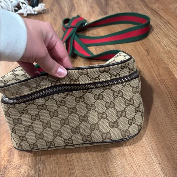 Gucci Beige Crossbody Bag with Signature Green and Red Strap - Picture 2 of 3